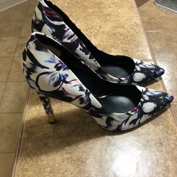 Floral Heels - Picture 3 of 3